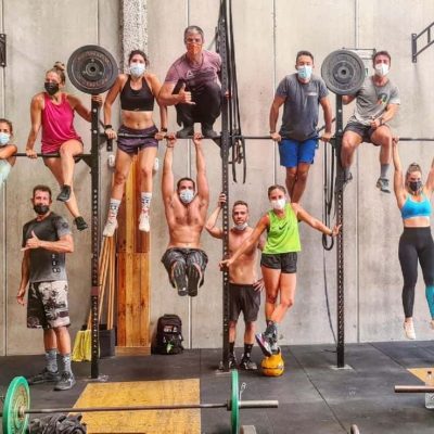 Grupo de atletas en CrossFit Málaga en Box 1315, entrenando en un gimnasio moderno.