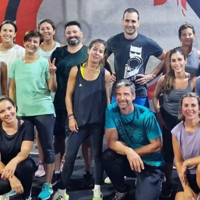 Grupo de personas en entrenamiento de CrossFit en Málaga.