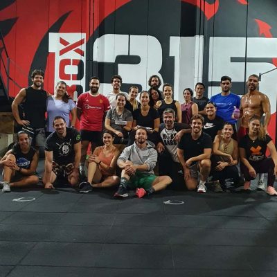 Grupo de personas en entrenamiento de CrossFit en Málaga.