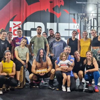 Grupo de atletas en Box 1315 Crossfit Málaga con entrenadores.