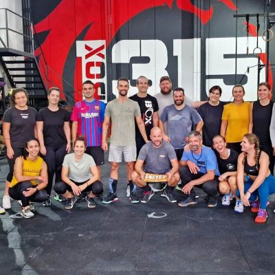 Grupo de atletas en entrenamiento en Box 1315 Crossfit Málaga.