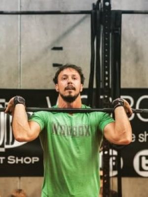 Hombre haciendo ejercicio de press militar en Box 1315 Crossfit Málaga.
