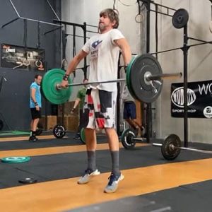 Hombre levantando peso en entrenamiento de CrossFit en Málaga.