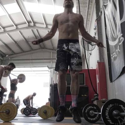 Hombre saltando con cuerda en gimnasio CrossFit en Málaga.