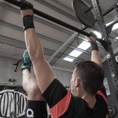 Atleta haciendo levantamiento de pesas en gimnasio de Málaga.