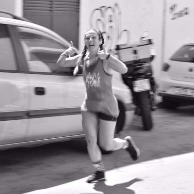 Mujer corriendo en Málaga en Box 1315 Crossfit, mostrando energía y entusiasmo.