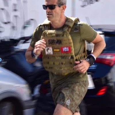 Hombre haciendo ejercicio en CrossFit Málaga con chaleco de peso.