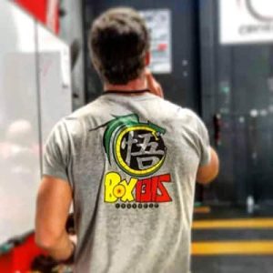 Persona en entrenamiento en Box 1315 Crossfit Málaga con camiseta de entrenamiento.