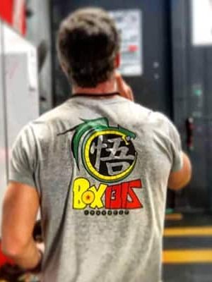Persona en entrenamiento en Box 1315 Crossfit Málaga con camiseta de entrenamiento.