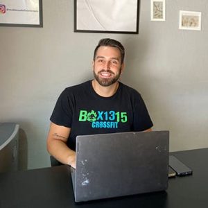 Entrenador de CrossFit en Málaga con camiseta de Box 1315 en interior.