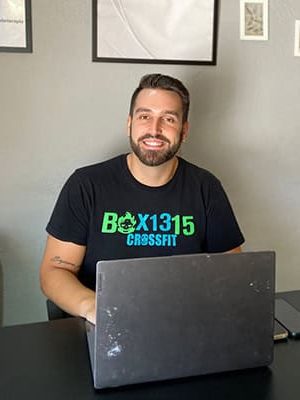 Entrenador de CrossFit en Málaga con camiseta de Box 1315 en interior.