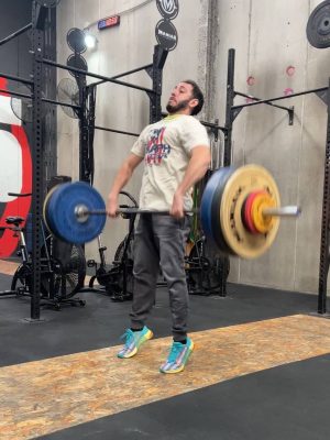 Hombre levantando peso en entrenamiento de CrossFit en Málaga.