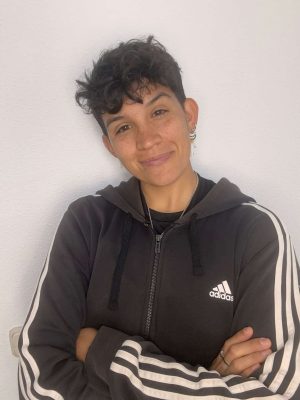 Mujer sonriendo en gimnasio de CrossFit en Málaga.