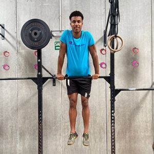 Joven haciendo ejercicio en Box 1315 Crossfit en Málaga.