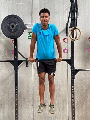 Joven haciendo ejercicio en Box 1315 Crossfit en Málaga.