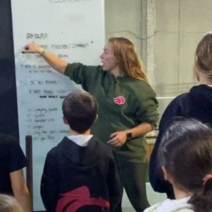 Entrenadora explicando ejercicios a niños en Box 1315 Crossfit Málaga.