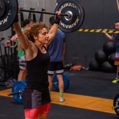 Mujer levantando pesas en Box 1315 Crossfit Málaga.