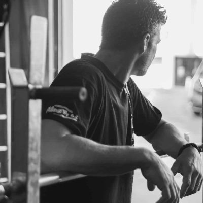 Hombre en entrenamiento de CrossFit en Málaga, mirando hacia afuera.